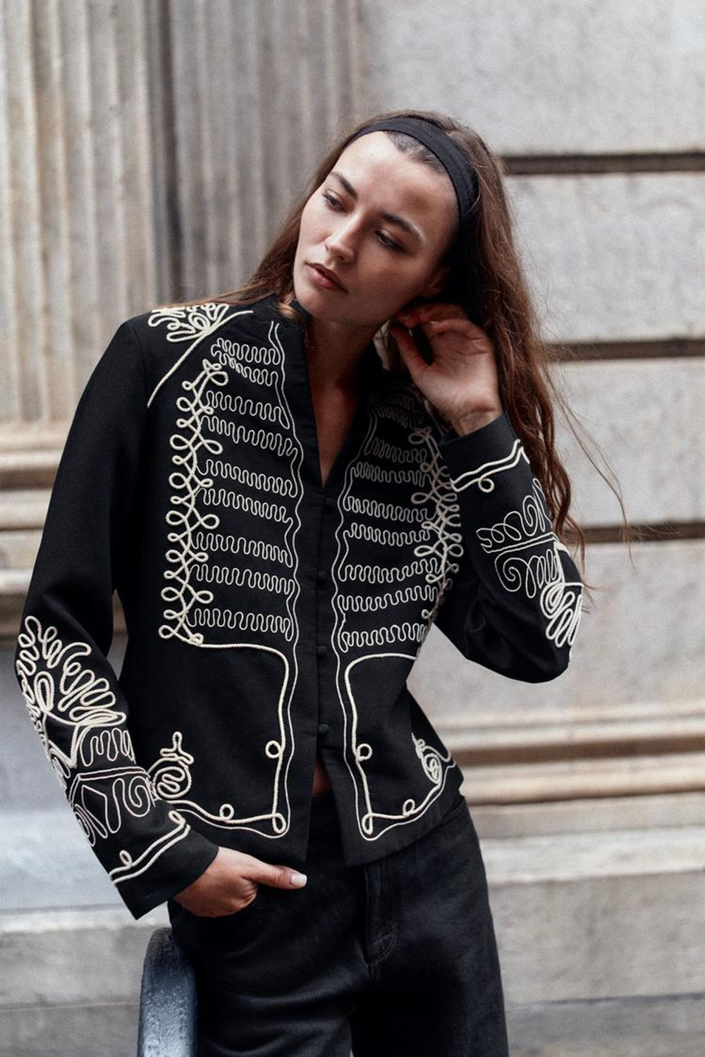 ZARA КУРТКА С ВЫШИВКОЙ И ПОДПЛЕЧНИКАМИ, БЕЛЫЙ/ЧЕРНЫЙ