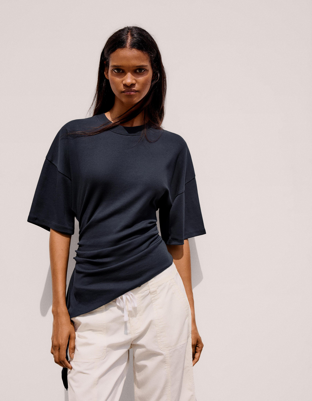 Женская футболка с короткими рукавами и сборками - BERSHKA