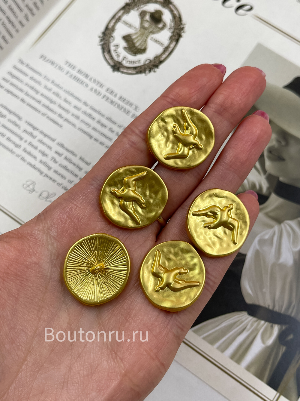 Пуговицы золотистые Скиап. круглые с птицей