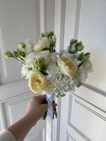 Свадебный букет из диантусов, лизиануса, кустовых пионовидных и одноголовых роз