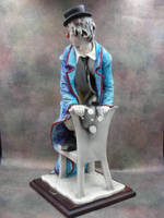 Статуэтка. Полистоун. Озорной клоун на стуле. Capodimonte. Италия