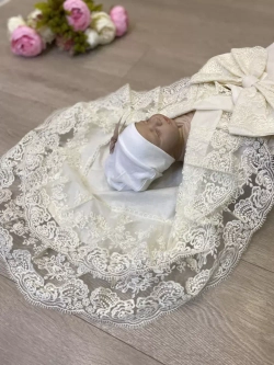 Кружевной уголок и бант на выписку