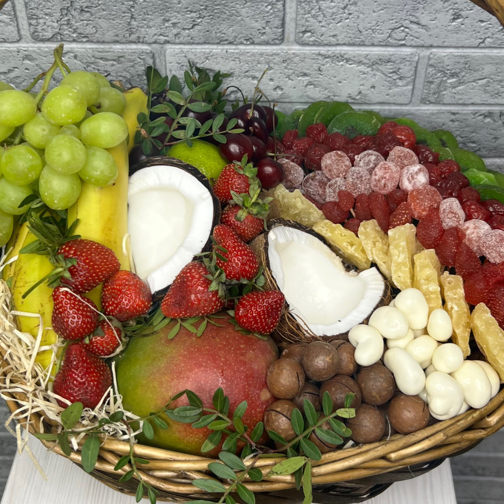 Корзина фруктов с кокосом и орехами