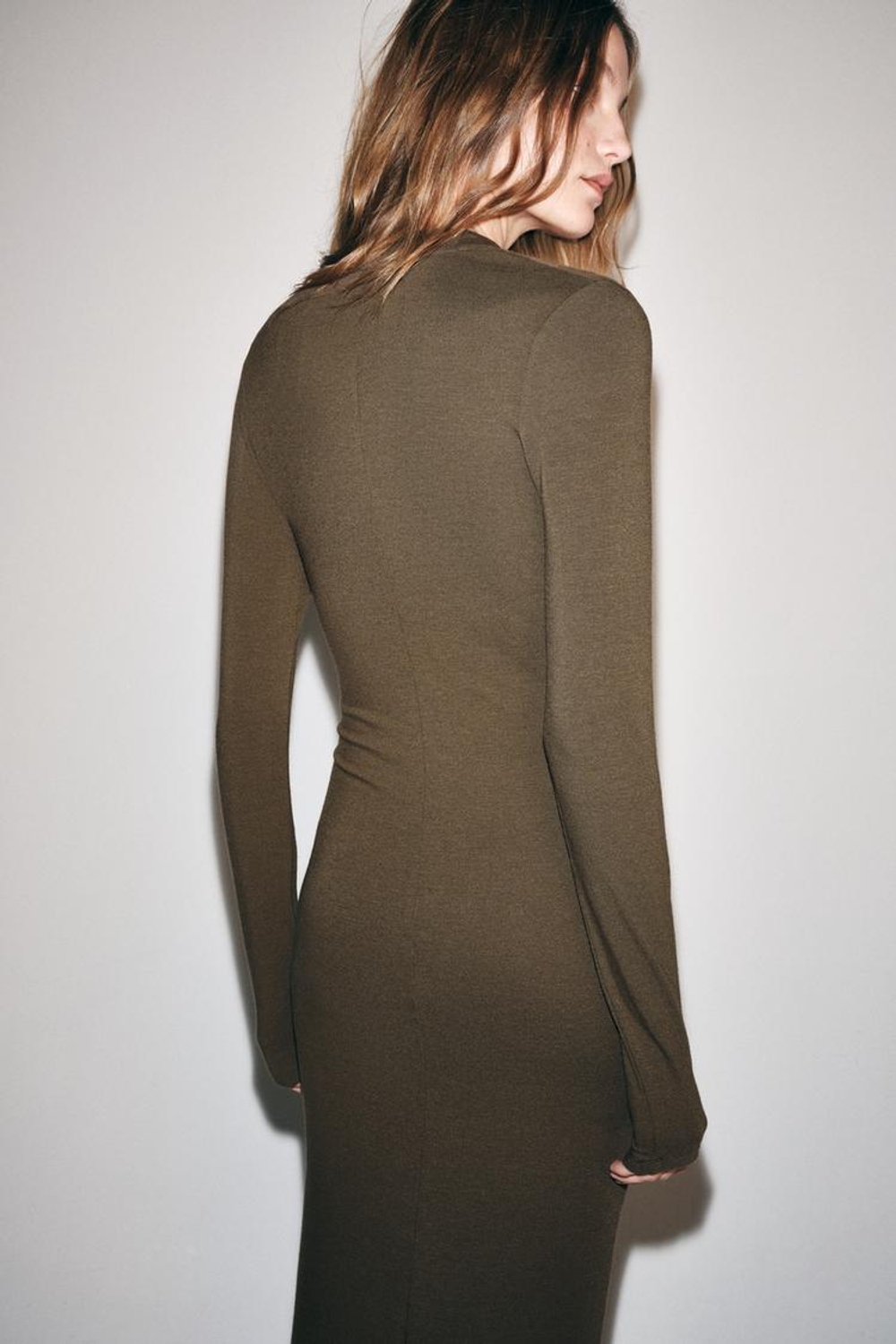ZARA ДЛИННОЕ ПЛАТЬЕ С ВОРОТНИКОМ-СТОЙКОЙ, ТЕМНЫЙ ХАКИ