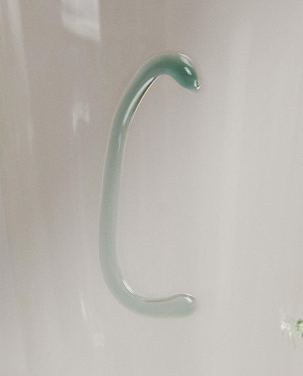 ZARA HOME КРУЖКА ИЗ БОРОСИЛИКАТНОГО СТЕКЛА С БУКВОЙ C, СВЕТЛО-БИРЮЗОВЫЙ