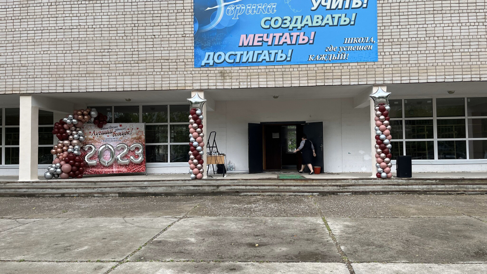 Оформление выпускного баннера и колонн