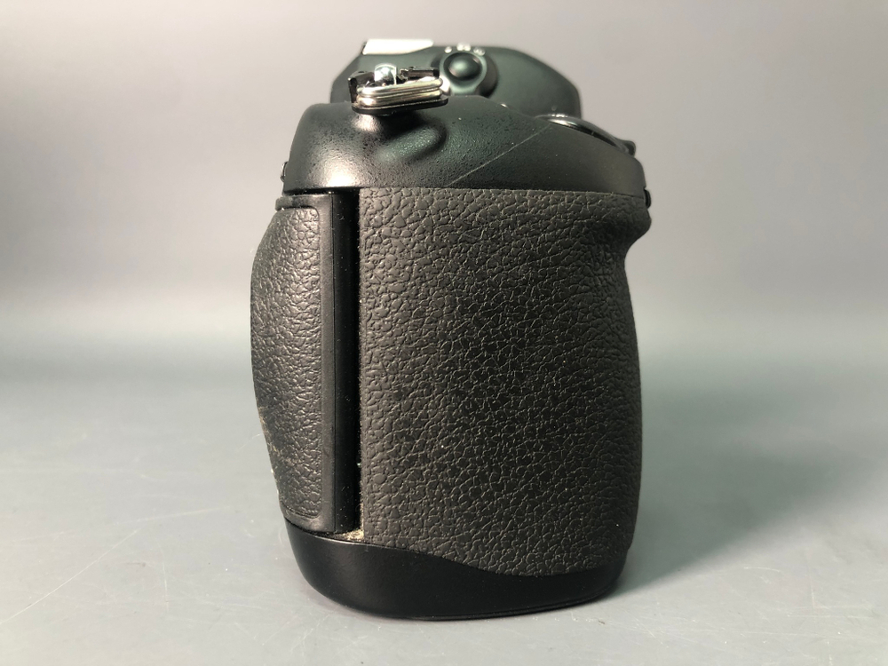 Nikon F100, сломан фиксатор задней крышки.
