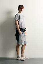 ФУТБОЛКА RELAXED FIT ИЗ РЕЛЬЕФНОЙ ТКАНИ — ZARA · 3992/430