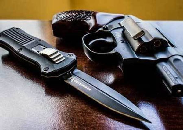 Складные ножи с фронтальным выбросом клинка