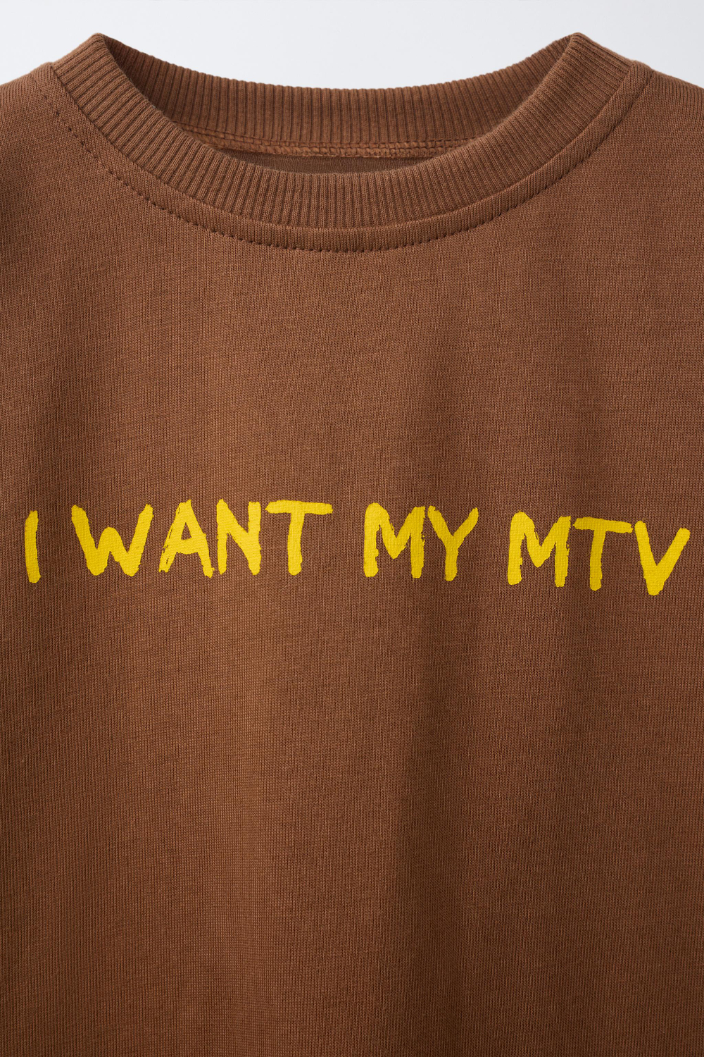 ZARA ФУТБОЛКА С ПРИНТОМ MTV®, СВЕТЛО-КОРИЧНЕВЫЙ