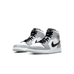 alt="Черный логотип Swoosh и светло-серые накладки на Air Jordan 1 Mid Light Smoke Grey"