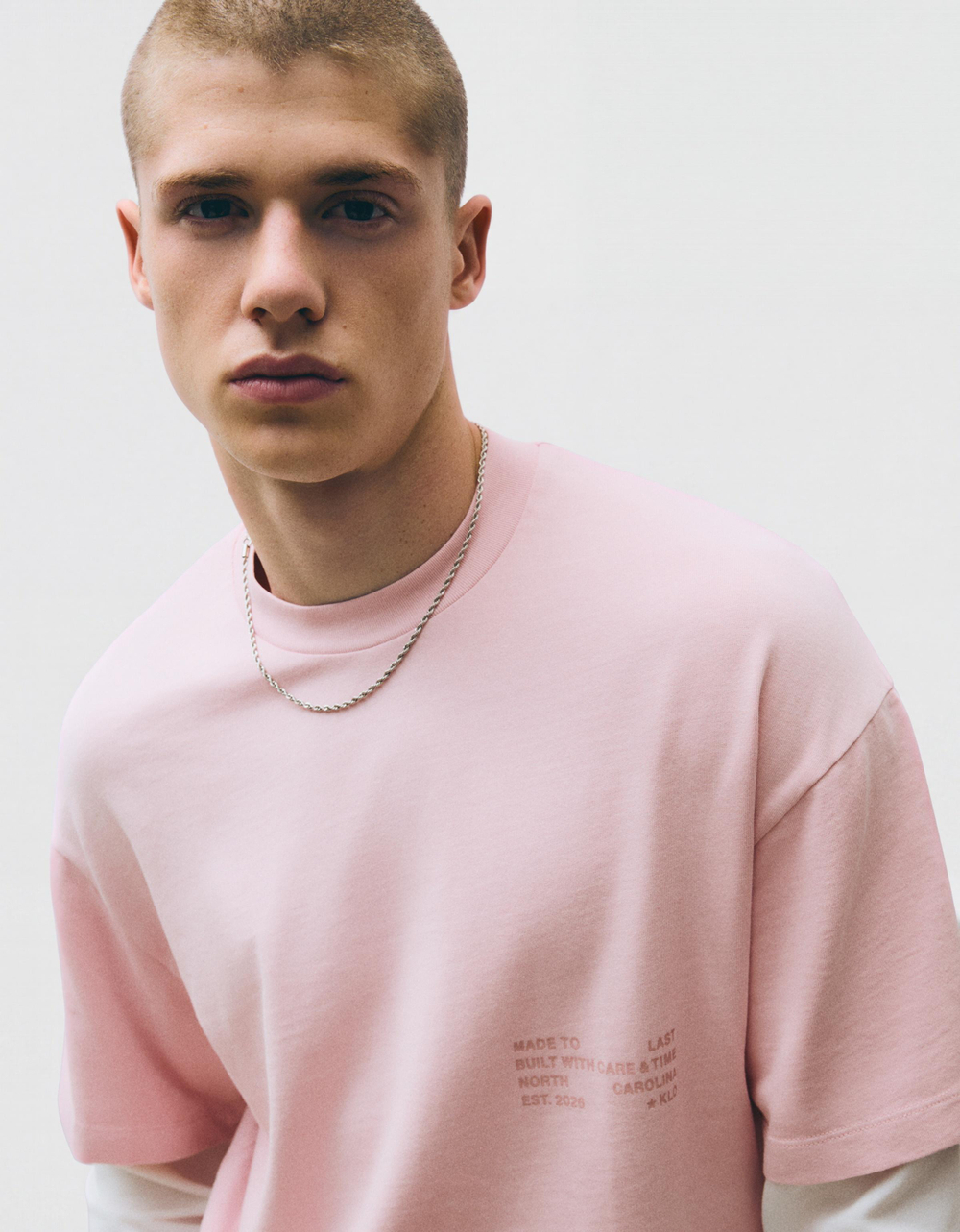 Мужская футболка с контрастными двойными рукавами - BERSHKA