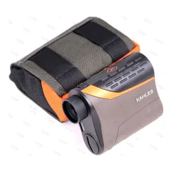 Лазерный дальномер Kahles Helia Helia RF-M 7x25 - вид сбоку на чехле, кнопки управления