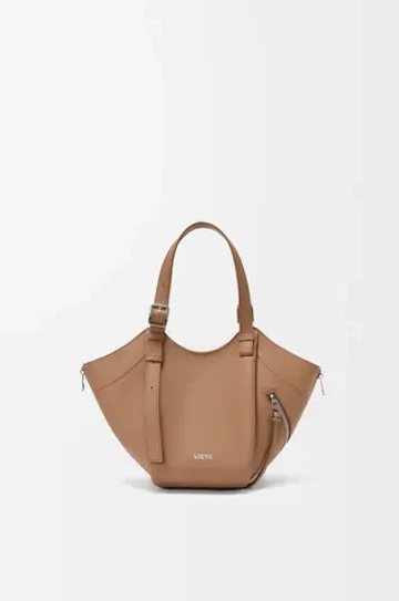 Loewe Сумка Hammock Flip из классической телячьей кожи, мокко