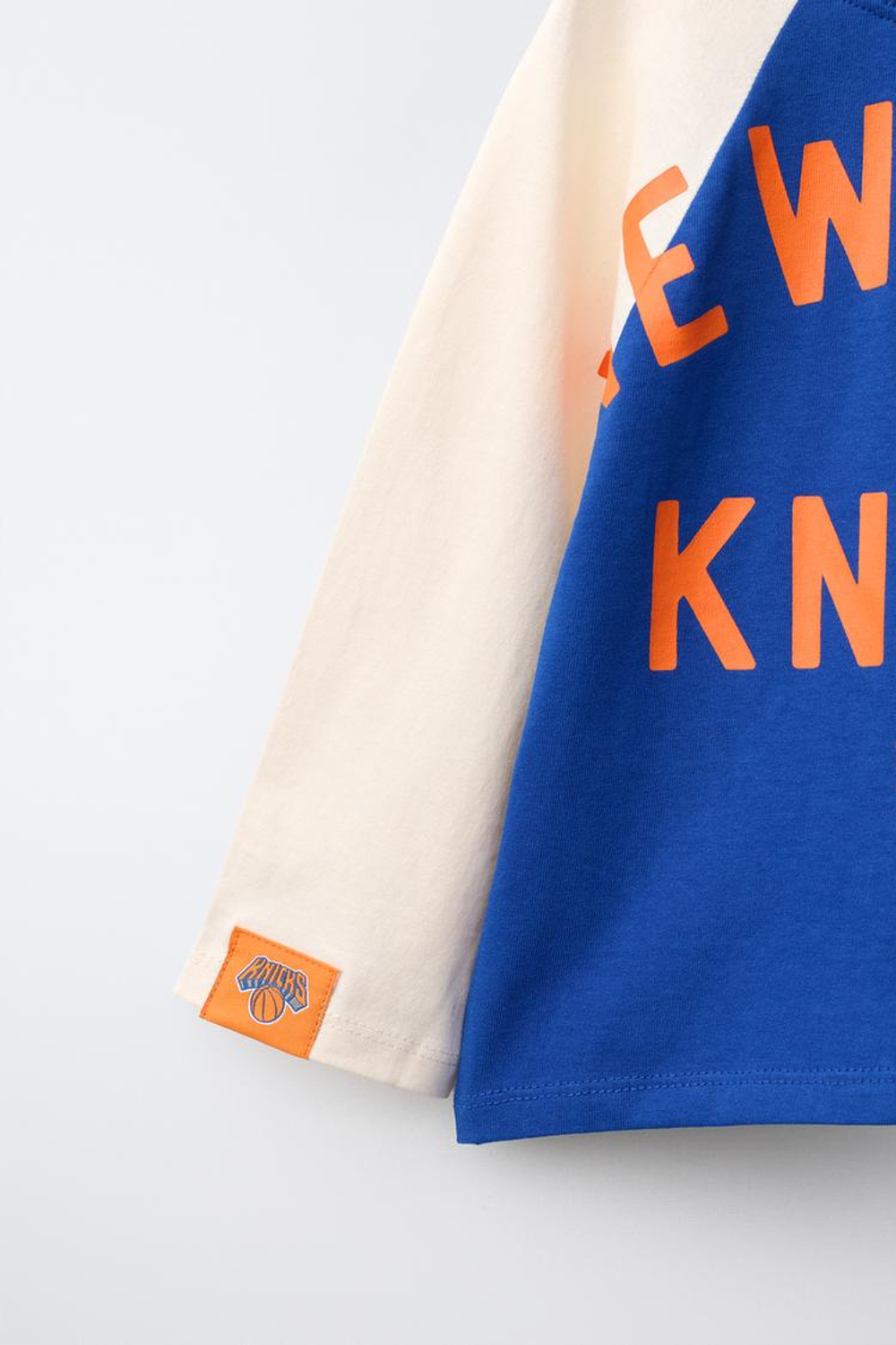 ZARA ФУТБОЛКА С ДЛИННЫМИ РУКАВАМИ РЕГЛАН NBA — NYC KNICKS, ЯРКО-СИНИЙ