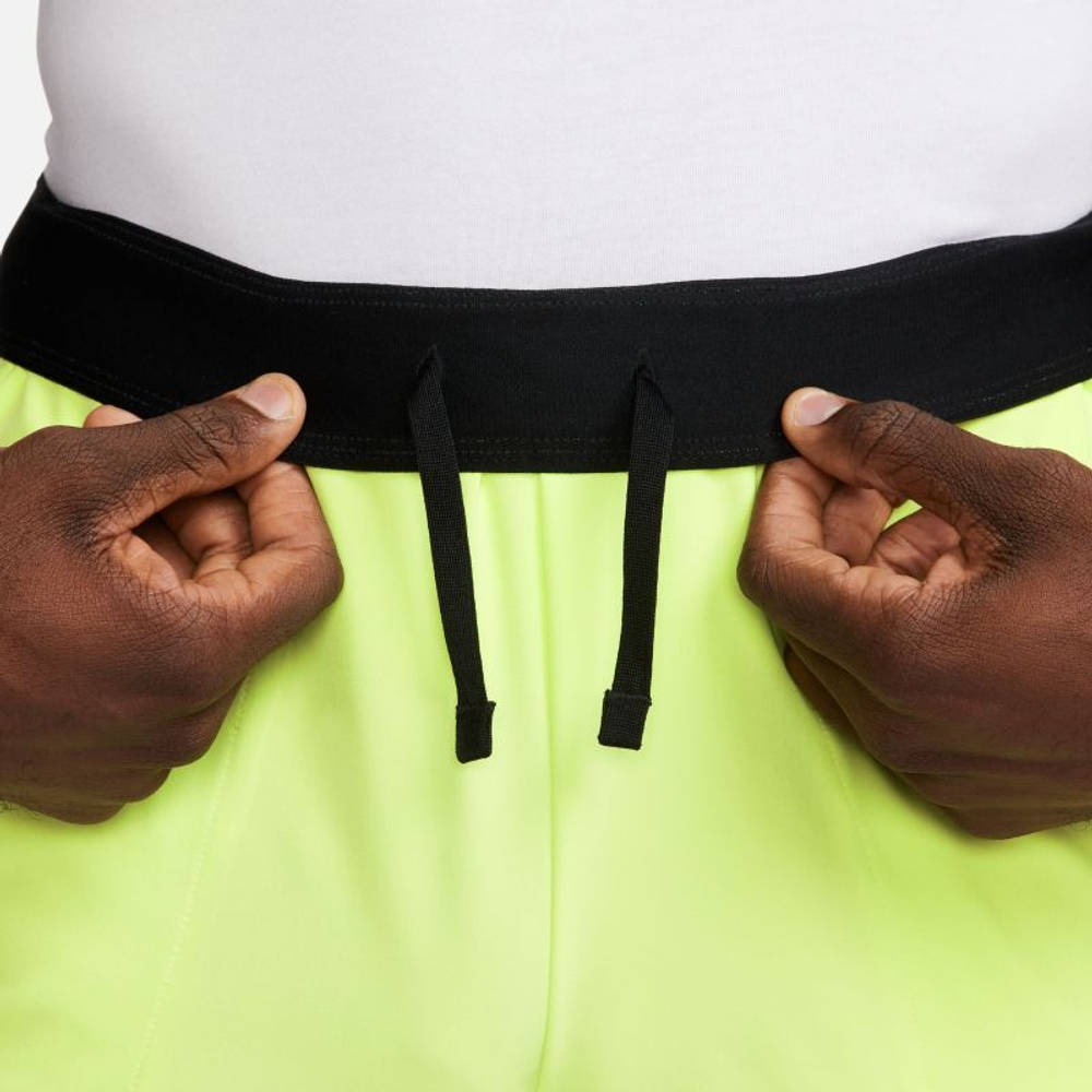 Мужские теннисные шорты Nike Court Dri-Fit Advantage 7" Tennis Short - light lemon twist/black/black
