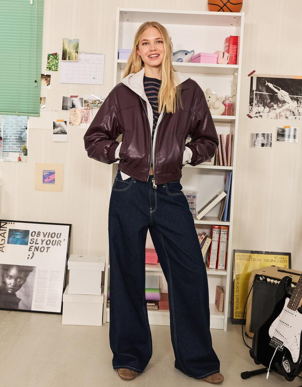 BERSHKA Куртка из искусственной кожи, бордовый
