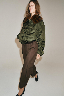 ZARA НЕЙЛОНОВЫЙ БОМБЕР С МЕХОВЫМ ВОРОТНИКОМ — ZW COLLECTION, МЯГКИЙ ЗЕЛЕНЫЙ