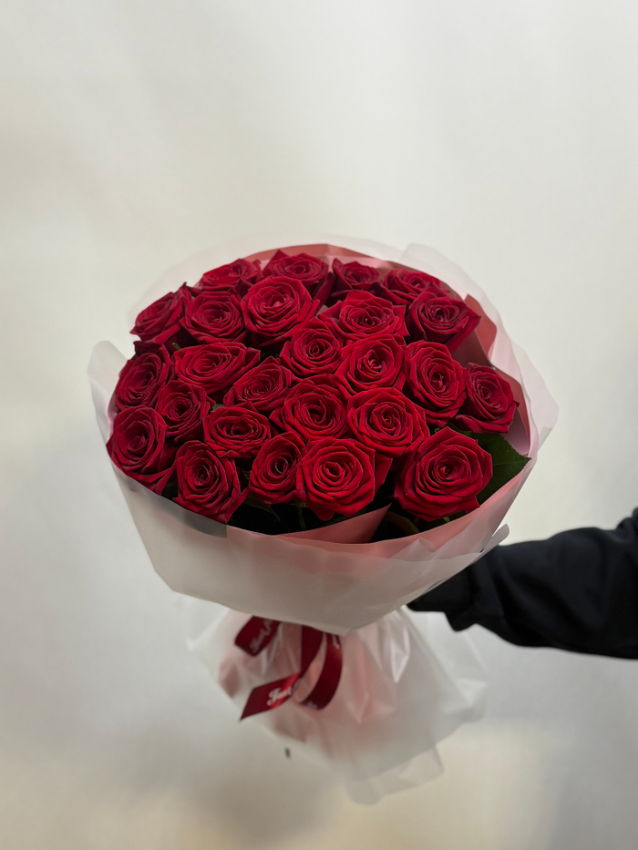 25 красных роз Россия 60см в красивом оформлении 🌹