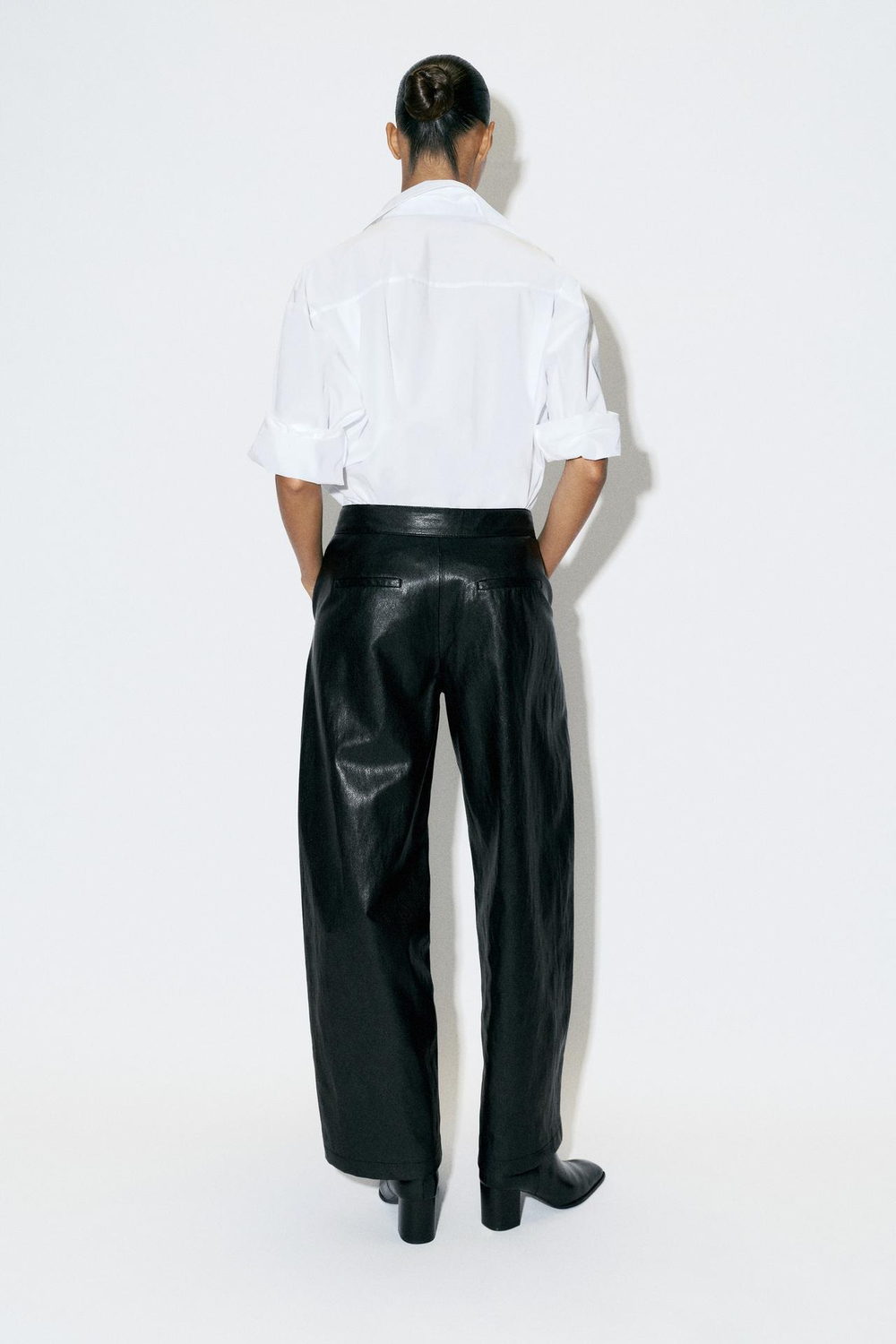 ZARA БРЮКИ BARREL ИЗ ИСКУССТВЕННОЙ КОЖИ, ЧЕРНЫЙ