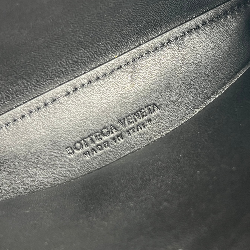 Сумка Bottega Veneta Andiamo Mini — чёрная с тиснением — фото 9