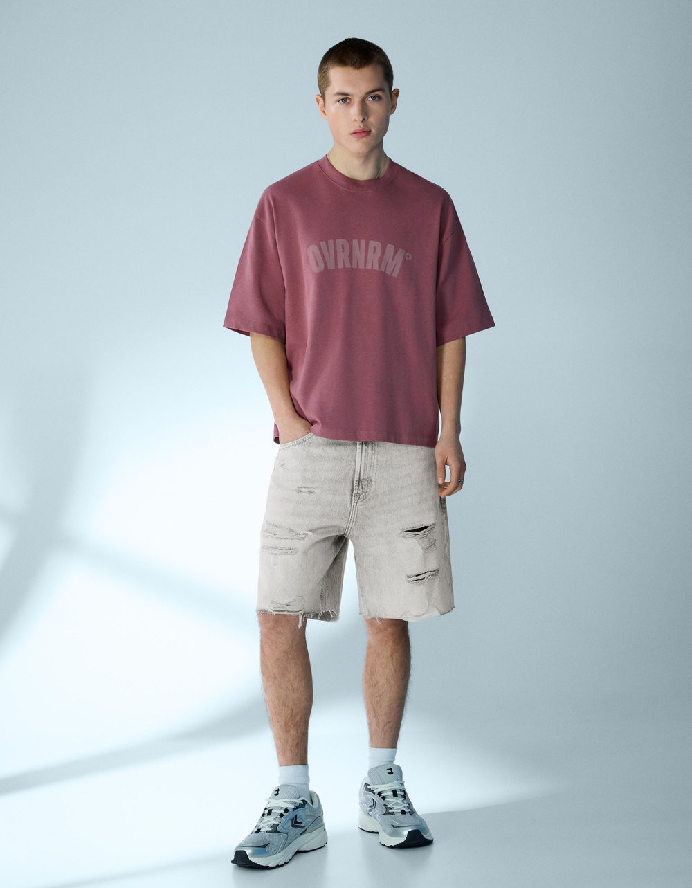 Мужские рваные джинсовые бермуды - BERSHKA