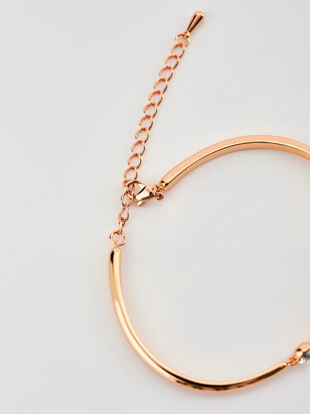 Жесткий браслет Эльза с белыми камнями Swarovski