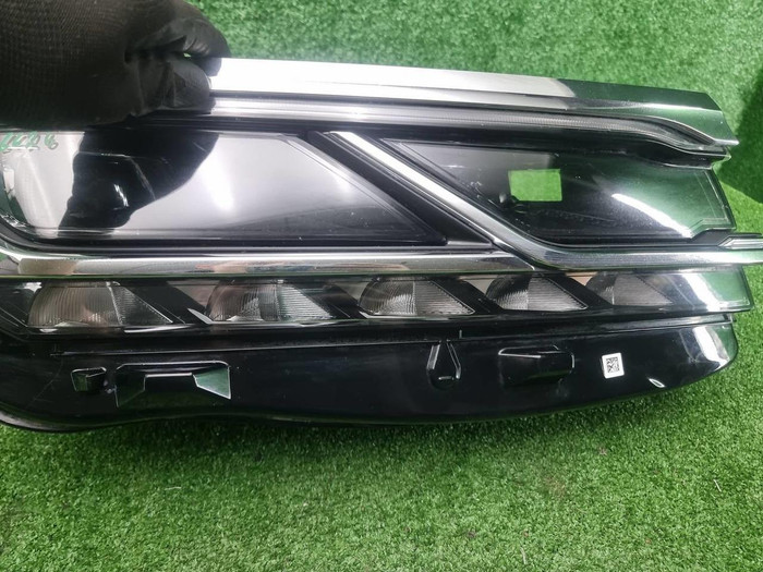 Фара правая VW Touareg 3 (2018-2023) LED