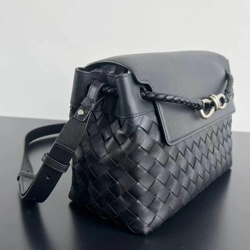 Черная сумка-мессенджер Bottega Veneta Andiamo Small