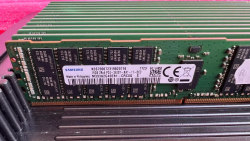 Модуль памяти для сервера 16GB DDR4 PC4-19200 (2400 МГц) M393A2G40EB1-CRC CL17 1.2V