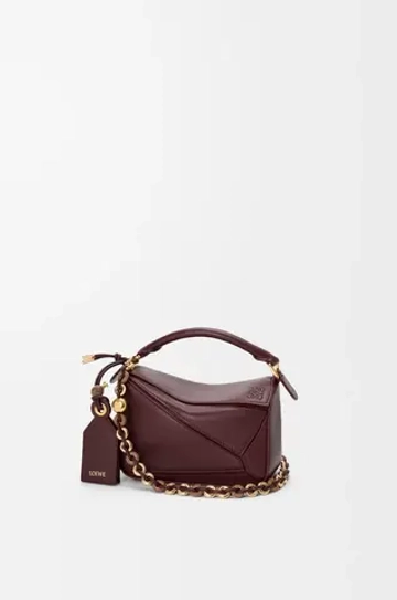 Loewe Мини-сумка Puzzle Featherlight из мягкой кожи ягненка наппа, бургунди
