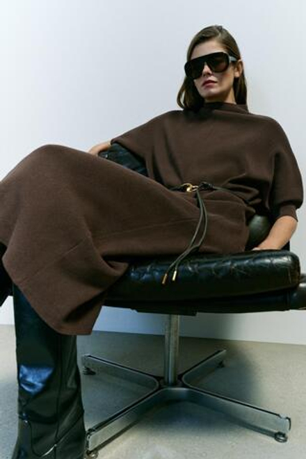 ZARA ДЛИННОЕ ТРИКОТАЖНОЕ ПЛАТЬЕ С ПОЯСОМ, КОРИЧНЕВЫЙ