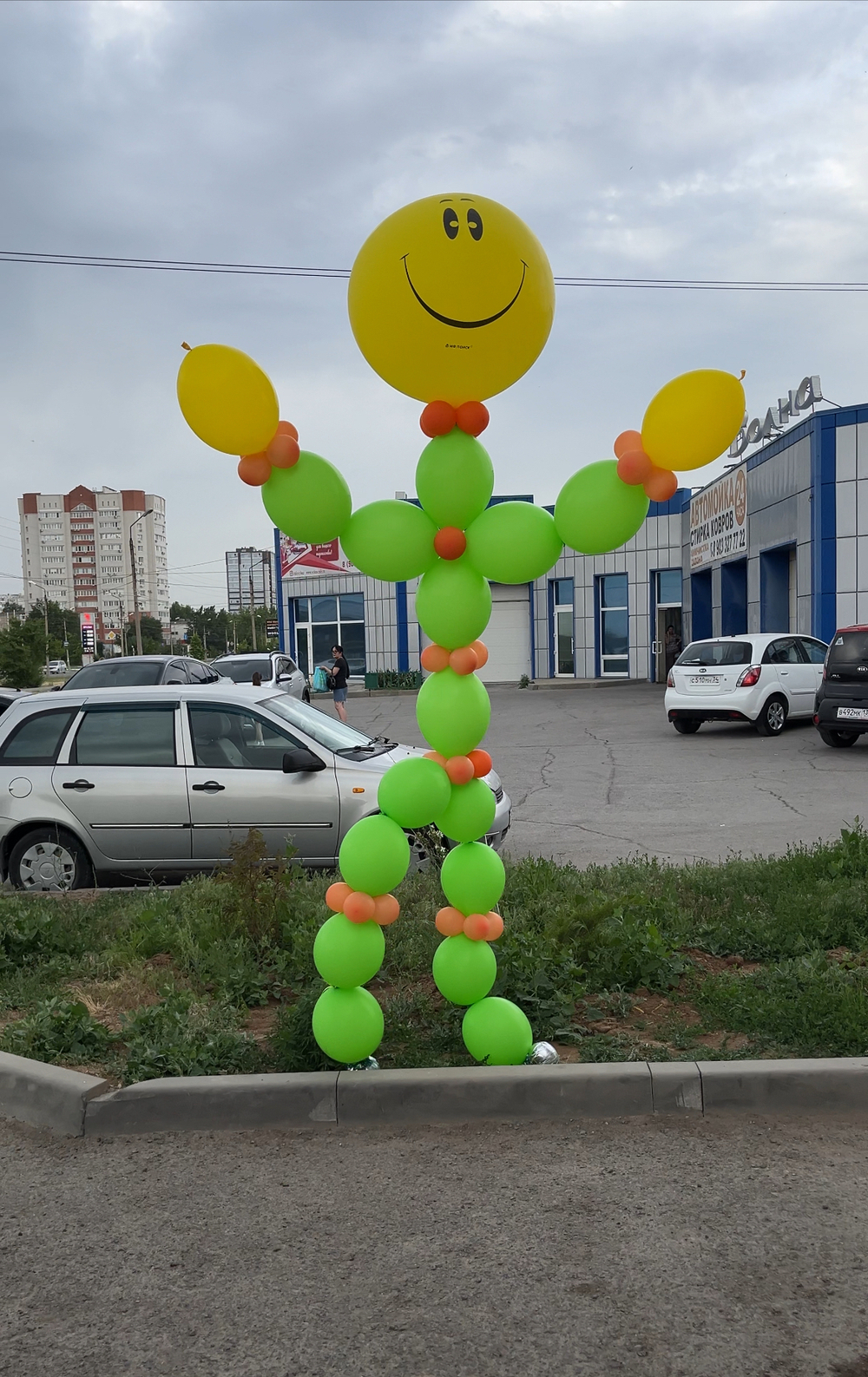 Огромный человек из шаров