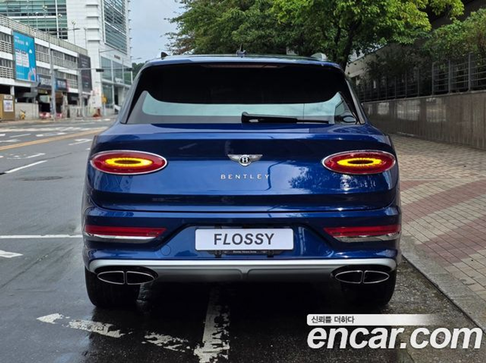 Bentley Bentayga 4.0 V8 EWB — 2024