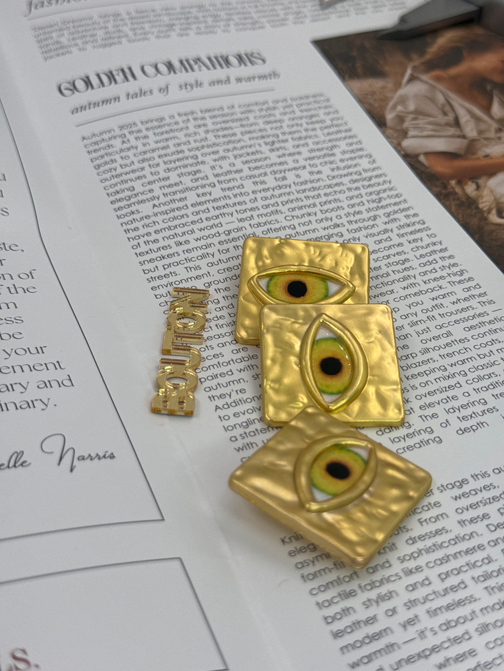 Пуговицы квадратные Скиап. с зеленым глазом, матовое золото