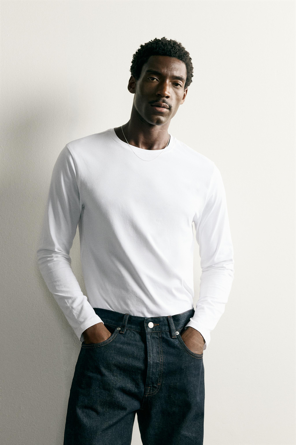 БАЗОВАЯ ФУТБОЛКА SLIM FIT — ZARA