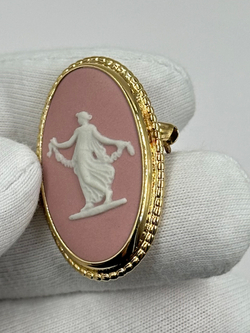 Брошь Wedgwood розовая
