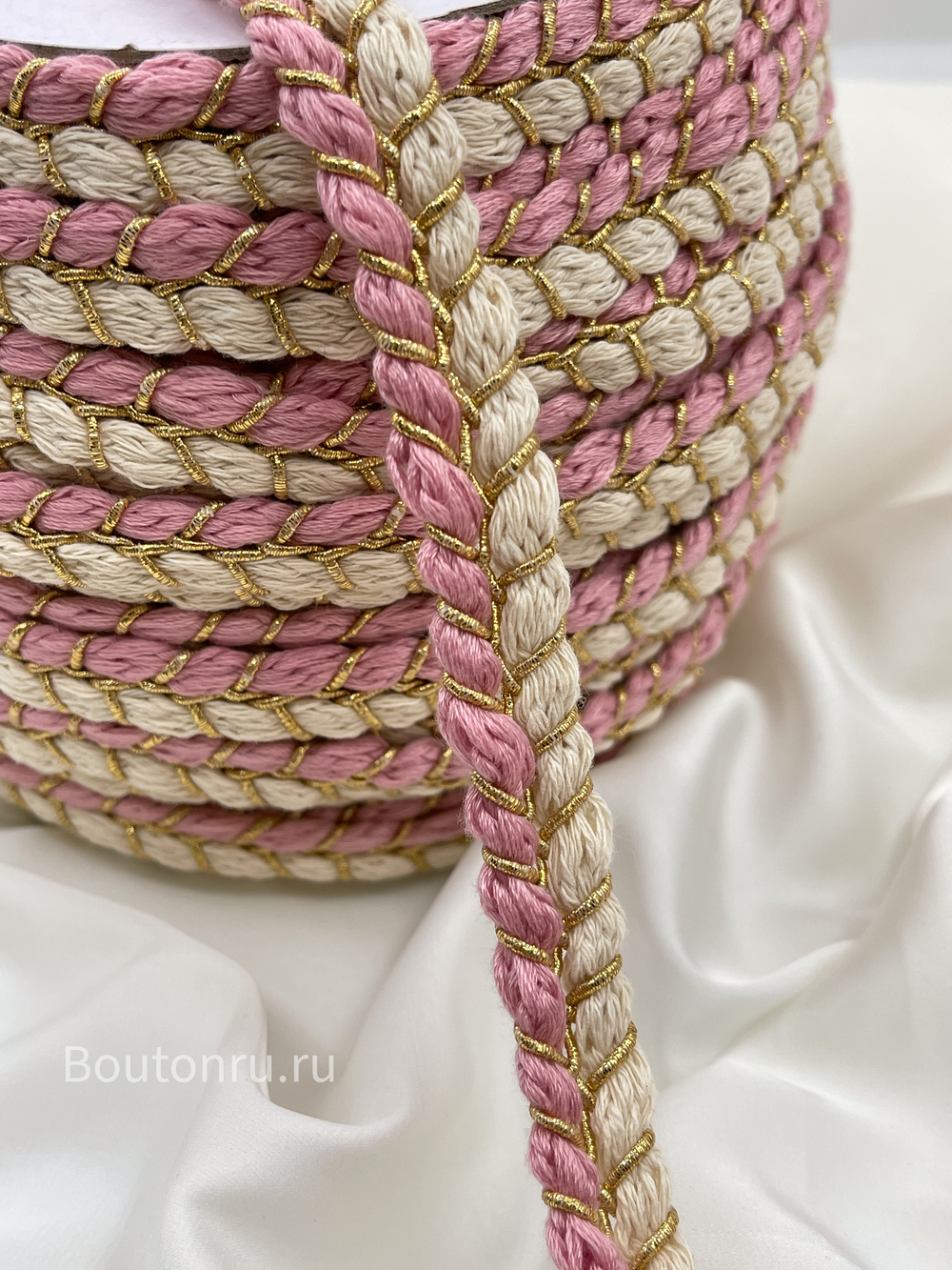 Тесьма "косичка" розово-белая с золотистой нитью