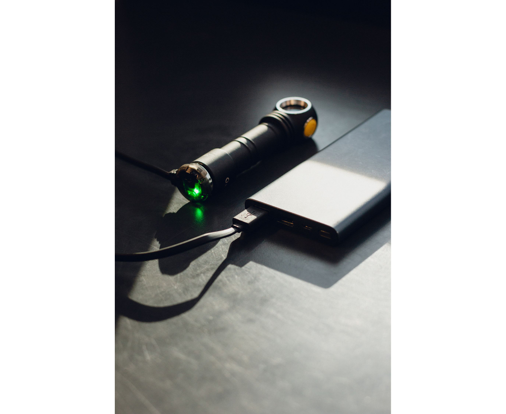 Магнитное зарядное устройство ARMYTEK AMC-02