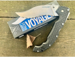 CS_29AXVS Extra Large Voyager Vaquero Serrated - нож склад., рук-ть Griv-EX, серр. клинок AUS10A