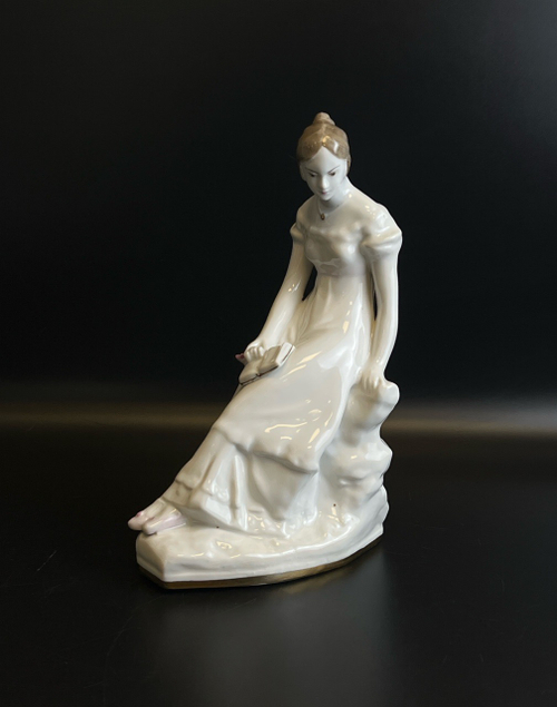 Статуэтка "Татьяна Ларина", скульптор Цепелев М. И., фарфор, роспись, золочение, Дмитровский фарфоровый завод (ДФЗ Вербилки), СССР, 1954-1965 гг.