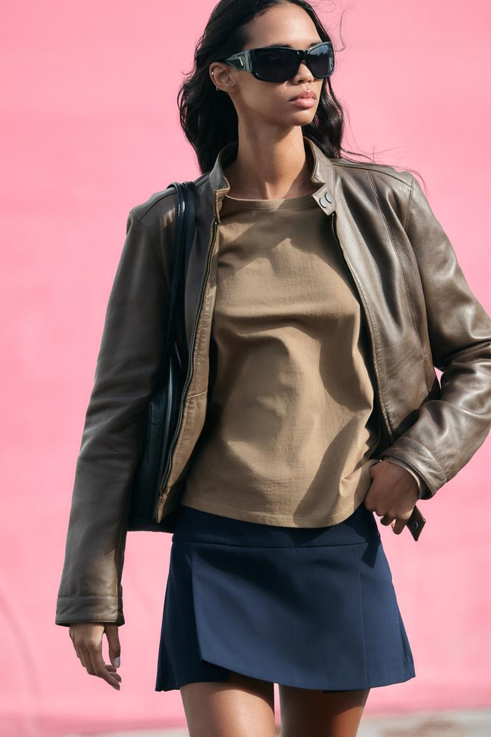 ZARA ФУТБОЛКА ИЗ РУСТИКАЛЬНОГО ХЛОПКА, КОРИЧНЕВЫЙ