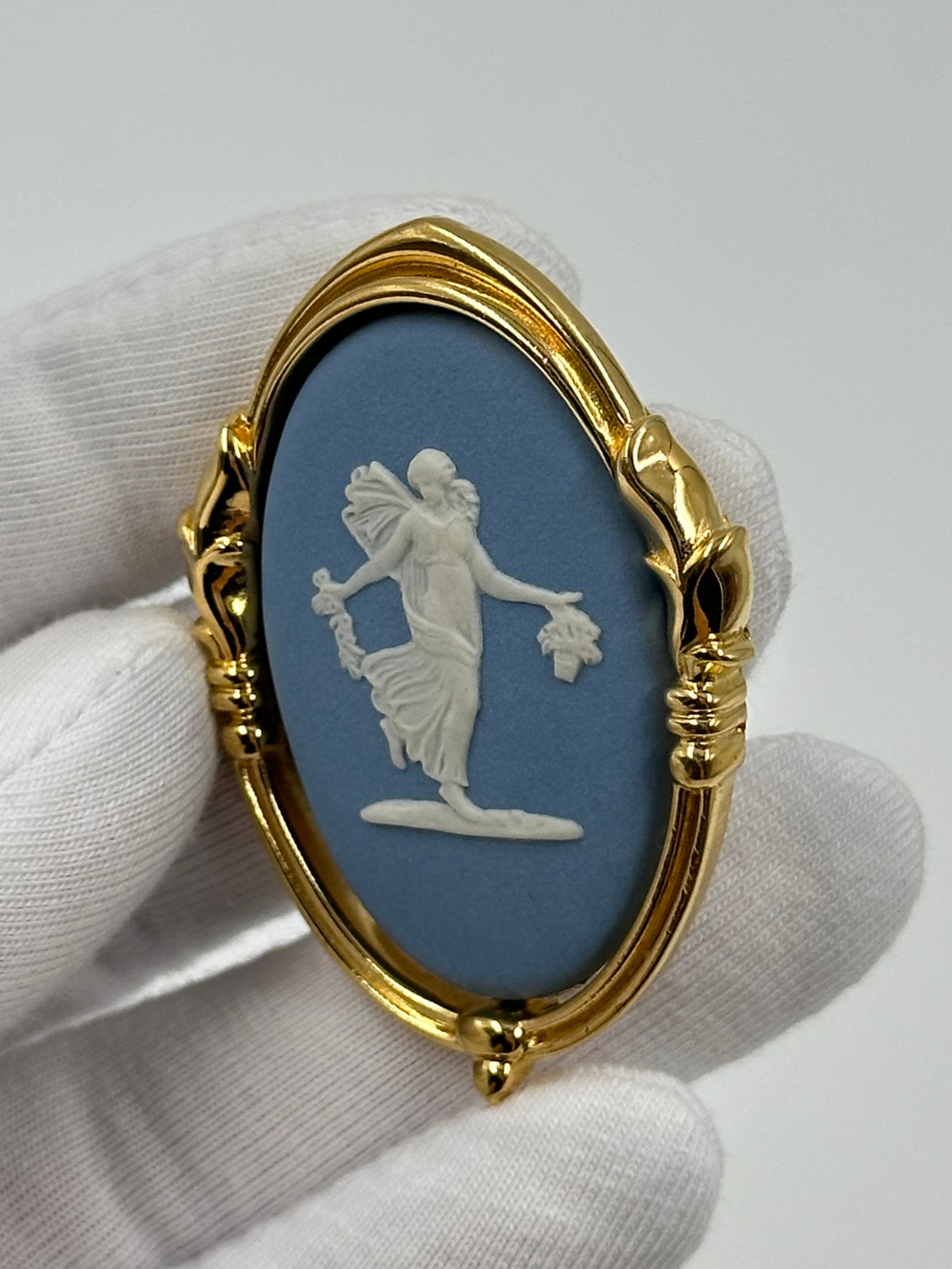 Брошь Wedgwood голубая