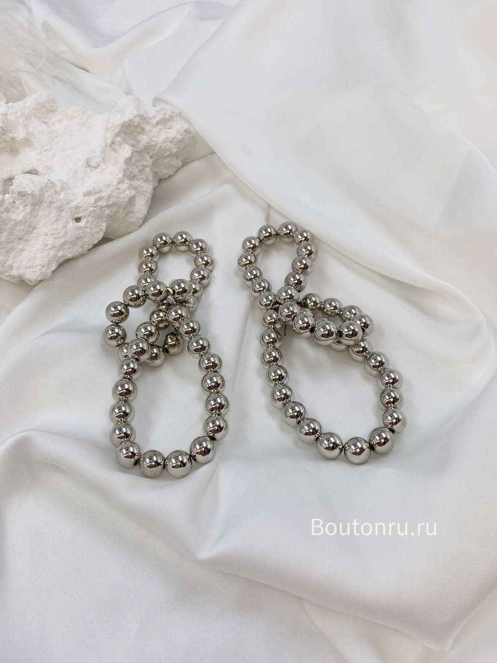 Серьги из бусин серебро бантики