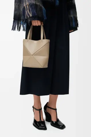 Loewe Мини-сумка Puzzle Fold из блестящей телячьей кожи, песочный