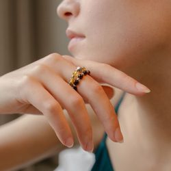 Кольцо из янтаря на резинке
