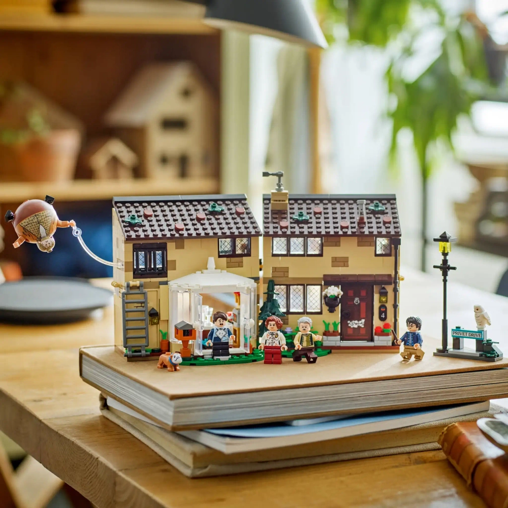 Конструктор LEGO Harry Potter 76451 Тиссовая улица: визит тети Мардж