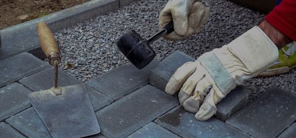 Укладка тротуарной плитки в конце осени: успеть до морозов или отложить до весны