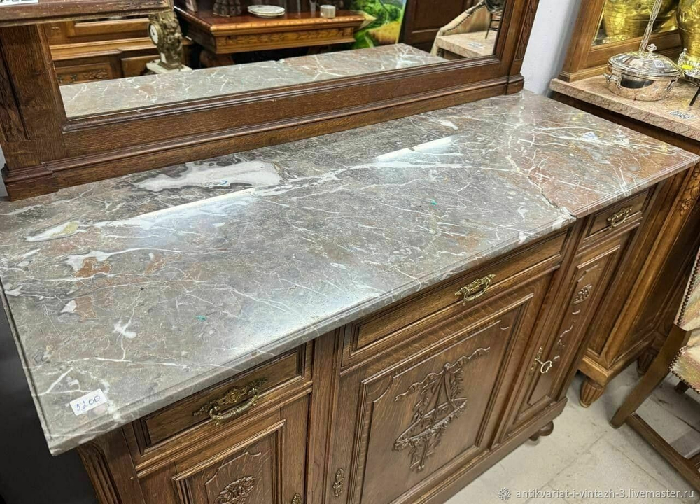 Старинный комод с зеркалом