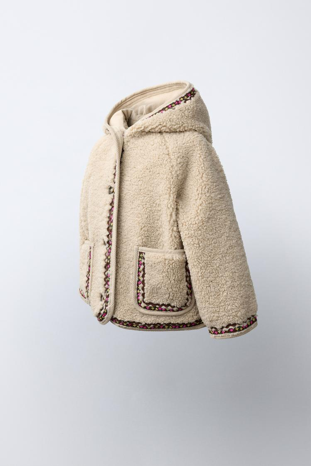ZARA КУРТКА ИЗ ИСКУССТВЕННОЙ ОВЧИНЫ С КАПЮШОНОМ И ВОЛНИСТОЙ ТЕСЬМОЙ, СВЕТЛО-БЕЖЕВЫЙ